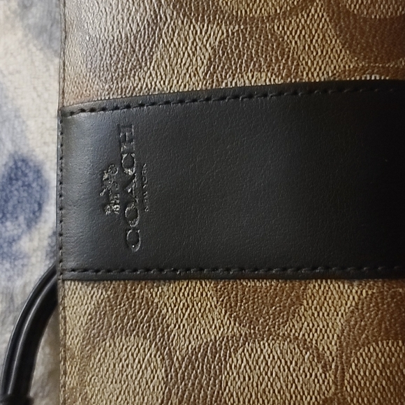 Coach Wristlet. - Picture 5 of 5